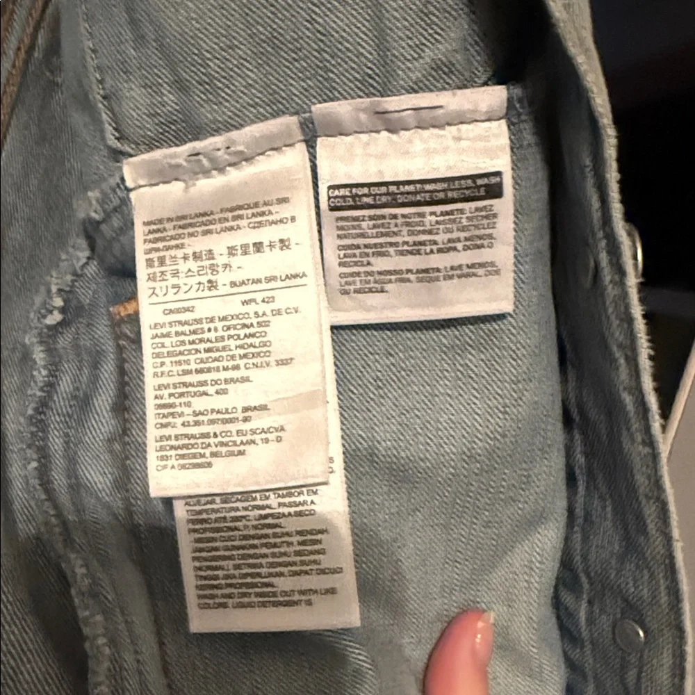 Levi Denim Jacket. Size small - Picture 3 of 4